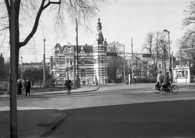 76611 Gezicht op de spoorwegovergang in de Oosterspoorweg aan de Museumlaan/Maliebaan te Utrecht, uit het oosten. Op de ...